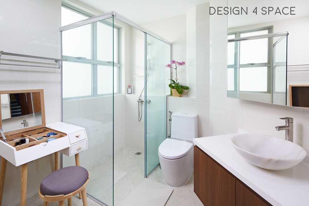 Modern Bathroom with Homogeneous Tiles and Parquet Floor
