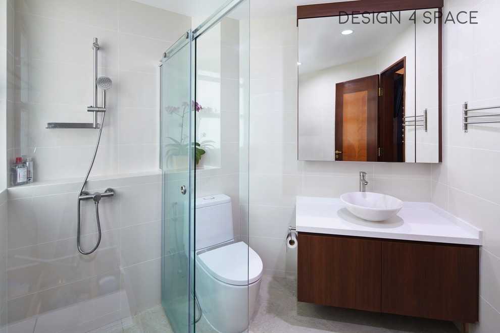 Modern Bathroom with Homogeneous Tiles and Herringbone Tiling