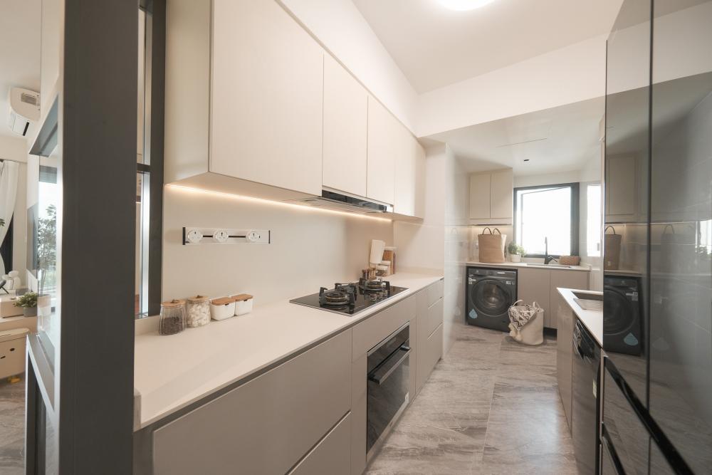 Contemporary Kitchen with Vinyl Flooring and Homogeneous Tiles