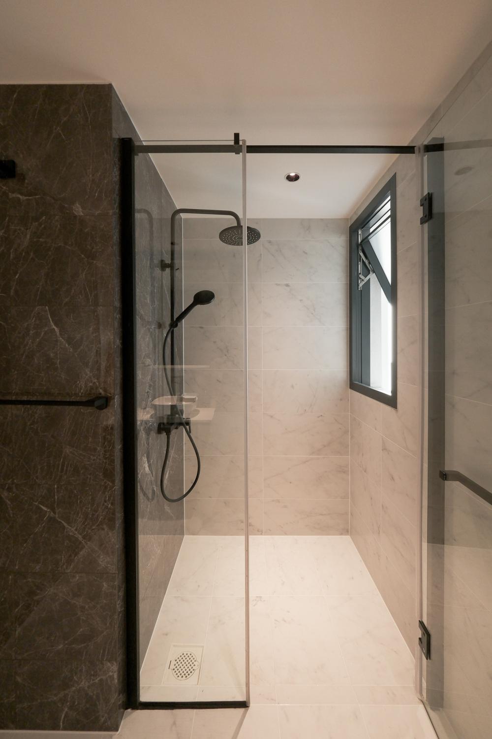 Contemporary Bathroom with Vinyl Flooring and Cement Floor
