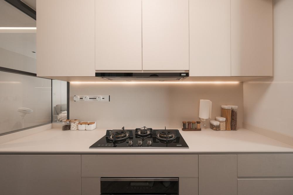Contemporary Kitchen with Vinyl Flooring and Homogeneous Tiles