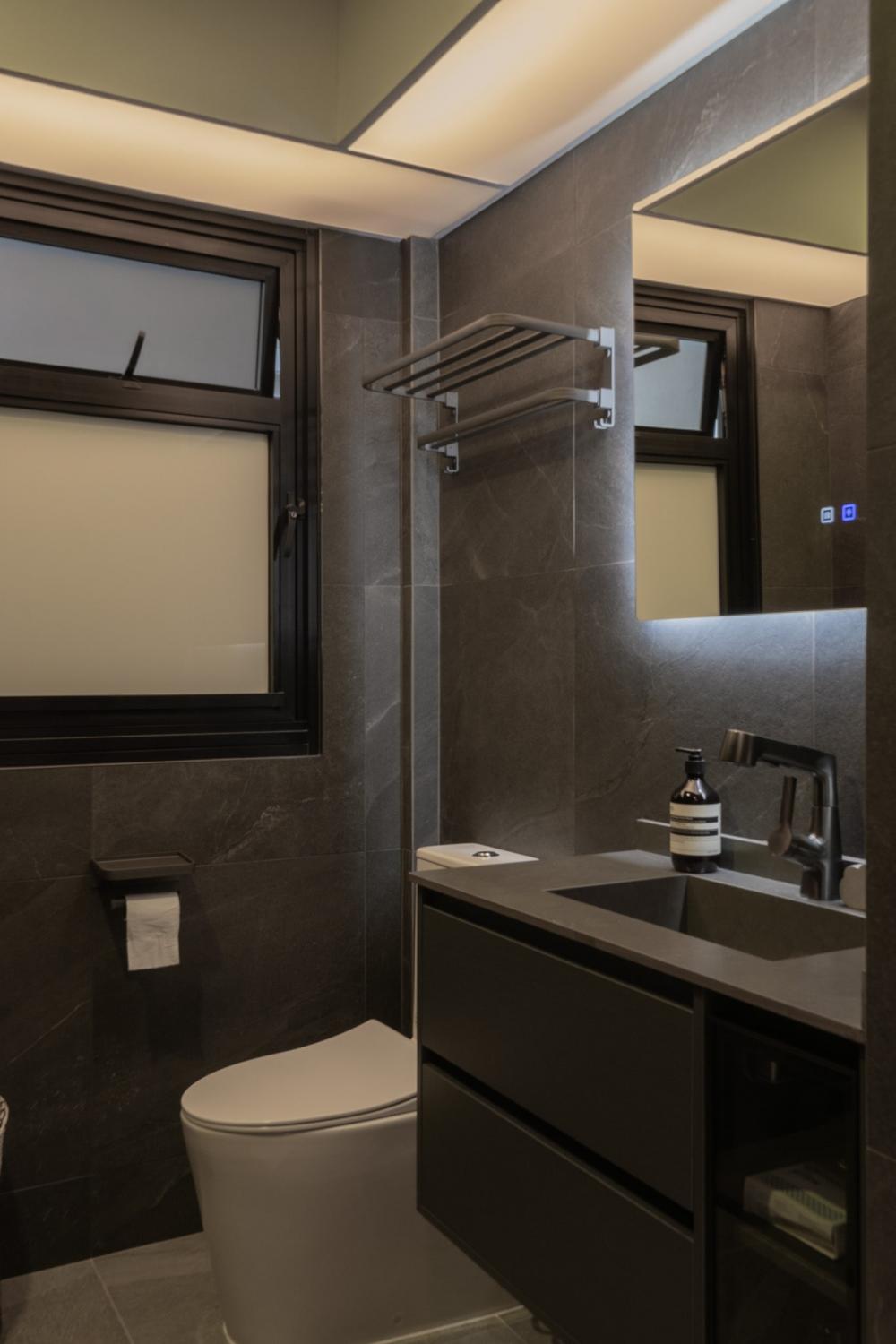 Modern Bathroom with Countertop and Shower Screen