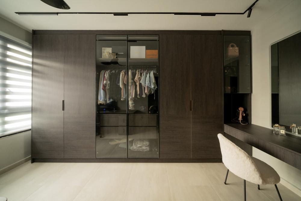 Modern Walk-in Wardrobe with Mirror and Wardrobe