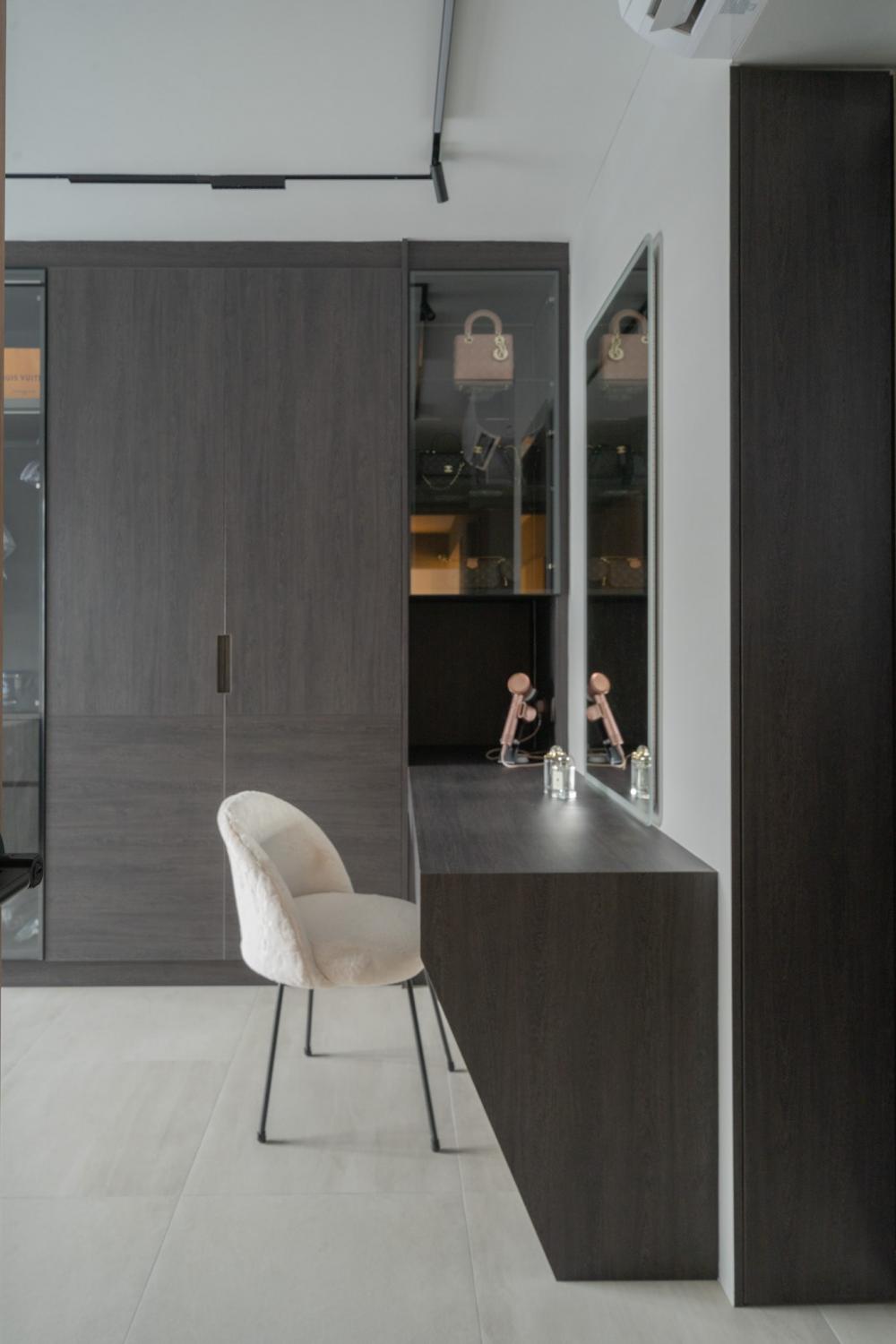 Modern Walk-in Wardrobe with Mirror and Wardrobe