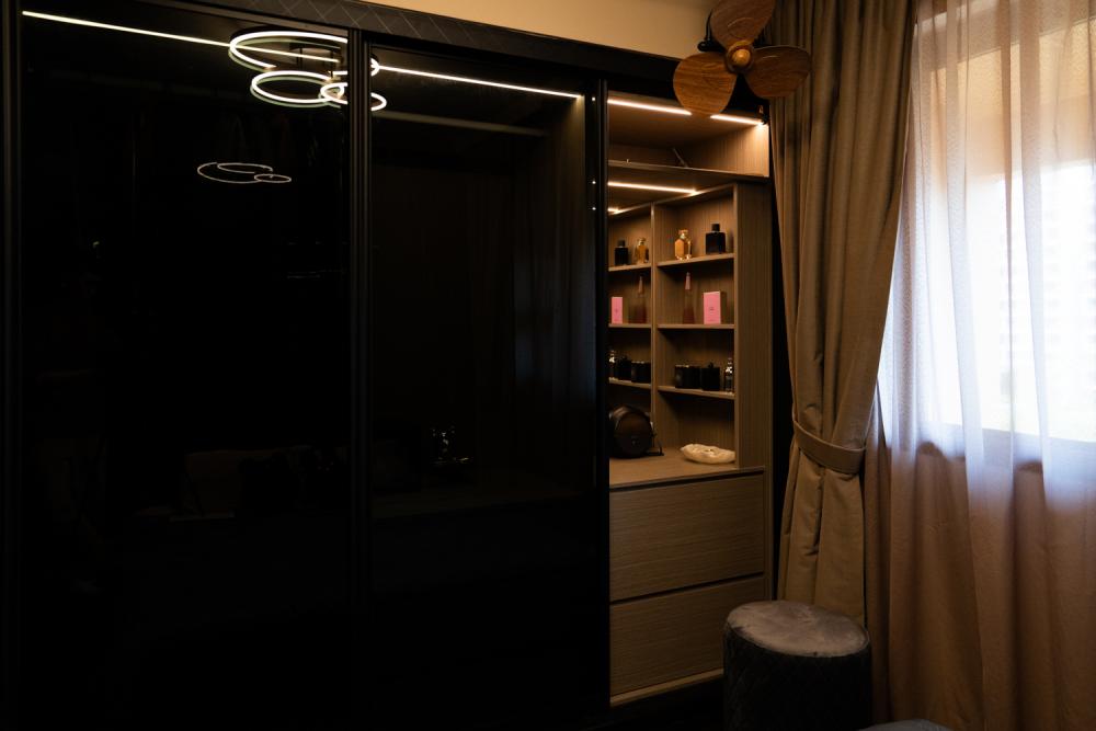Modern Walk-in Wardrobe with Mirror and Wardrobe