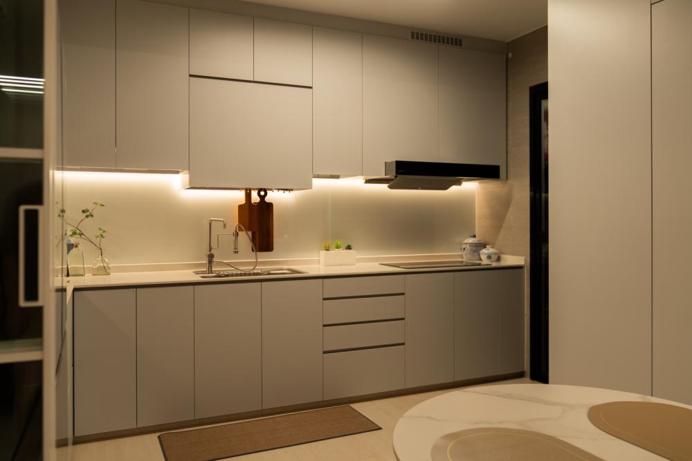 Modern Kitchen with Open Kitchen and Kitchen Backsplash