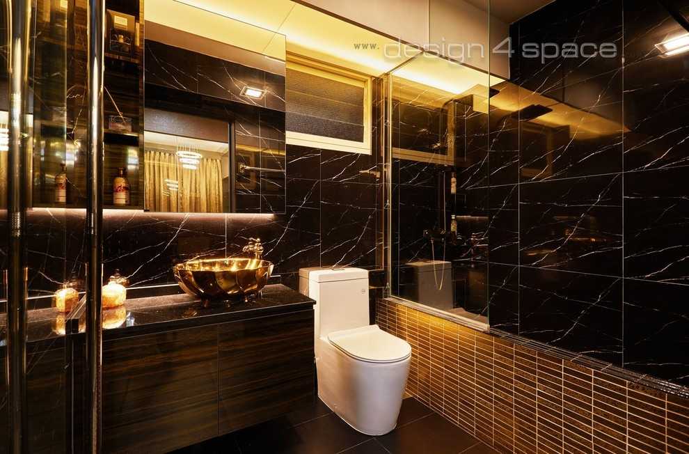 Contemporary Bathroom with Mirror and Bathtub