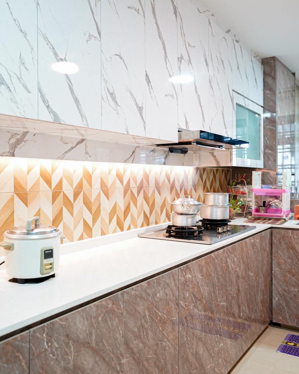 Modern Kitchen with Countertop and Homogeneous Tiles