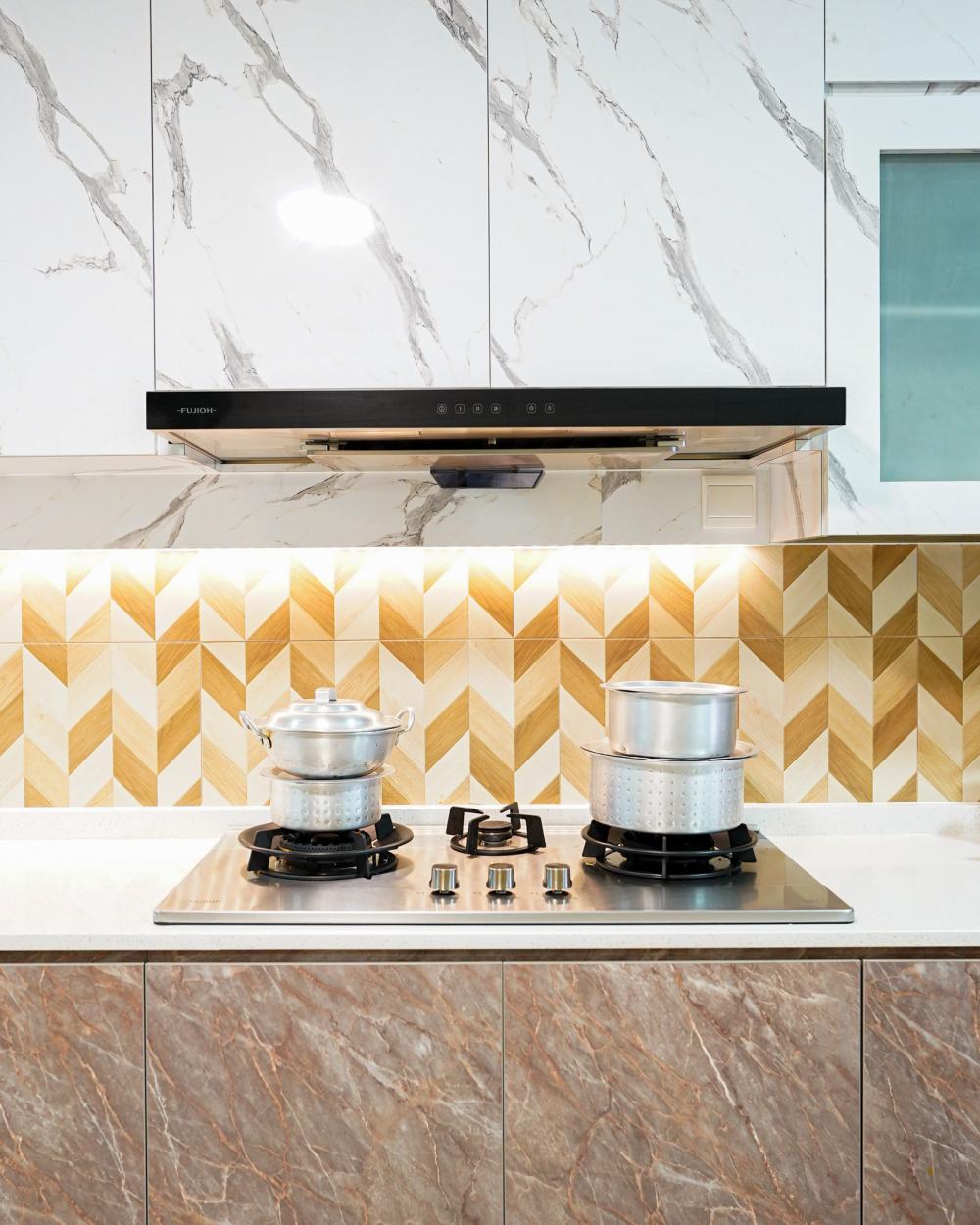 Modern Kitchen with Countertop and Kitchen Backsplash