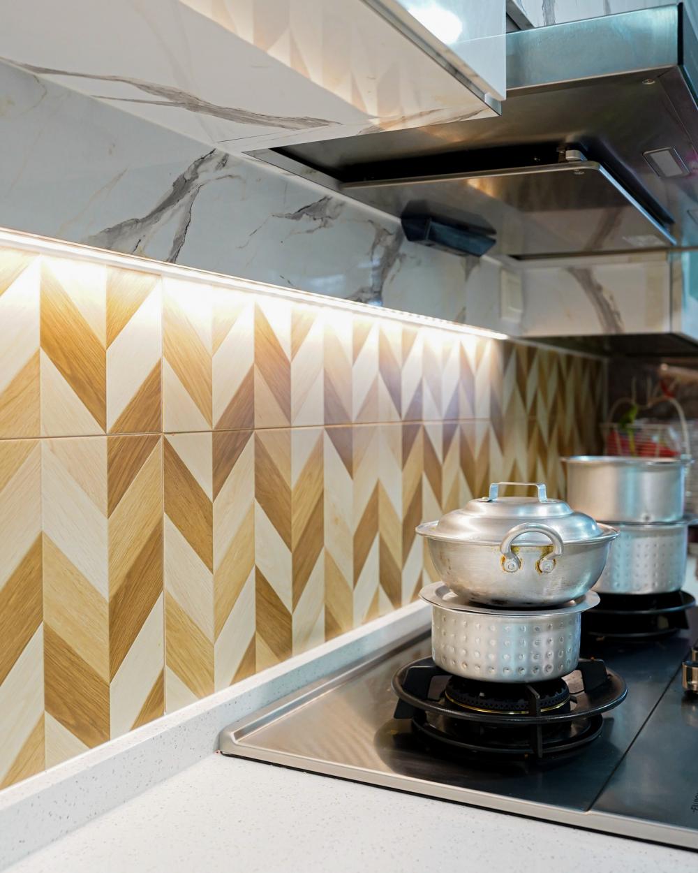 Modern Kitchen with Countertop and Homogeneous Tiles