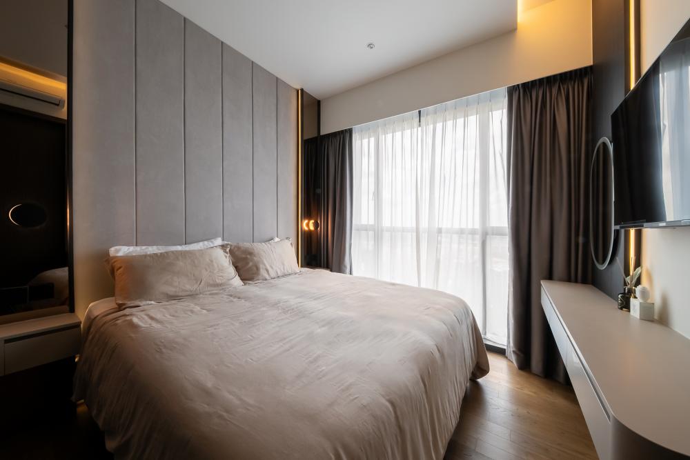 Contemporary Bedroom with Wardrobe and Queen Bed