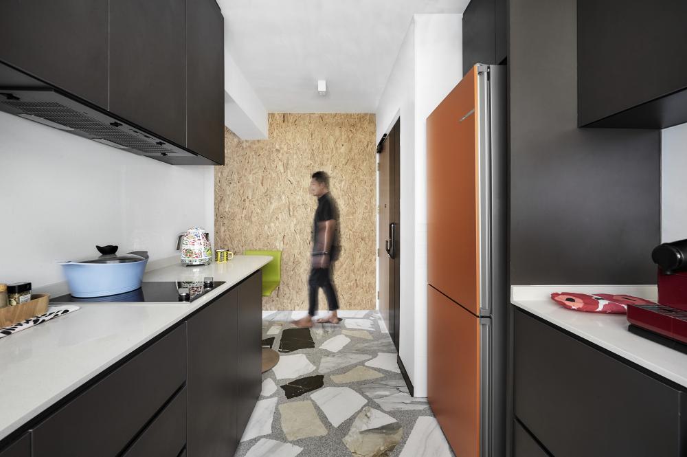 Contemporary Kitchen with Homogeneous Tiles and Open Kitchen