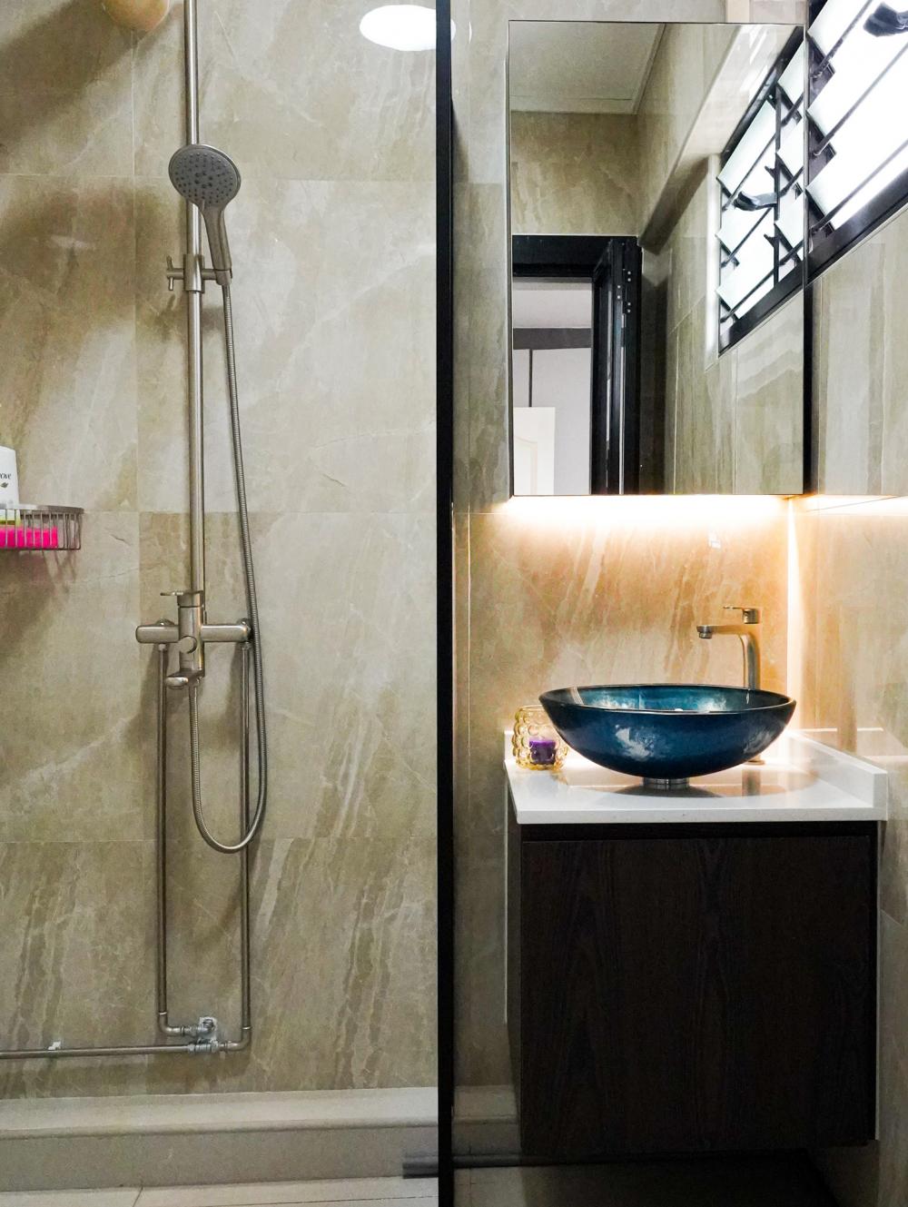Modern Bathroom with Homogeneous Tiles and Shower Screen