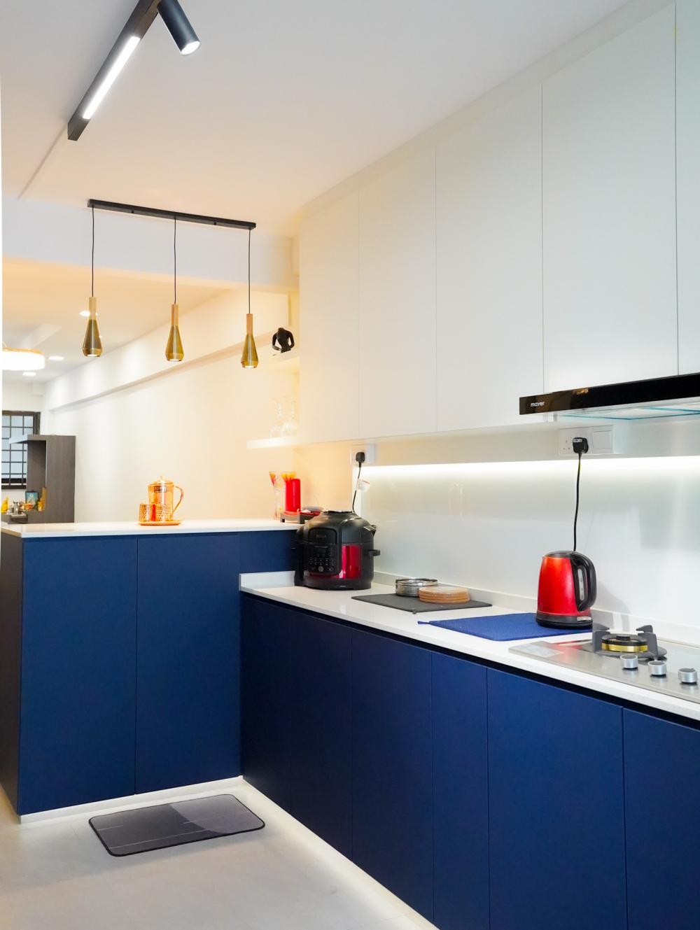 Modern Kitchen with Countertop and Homogeneous Tiles