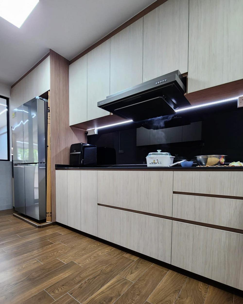 Contemporary Kitchen with Countertop and Vinyl Flooring