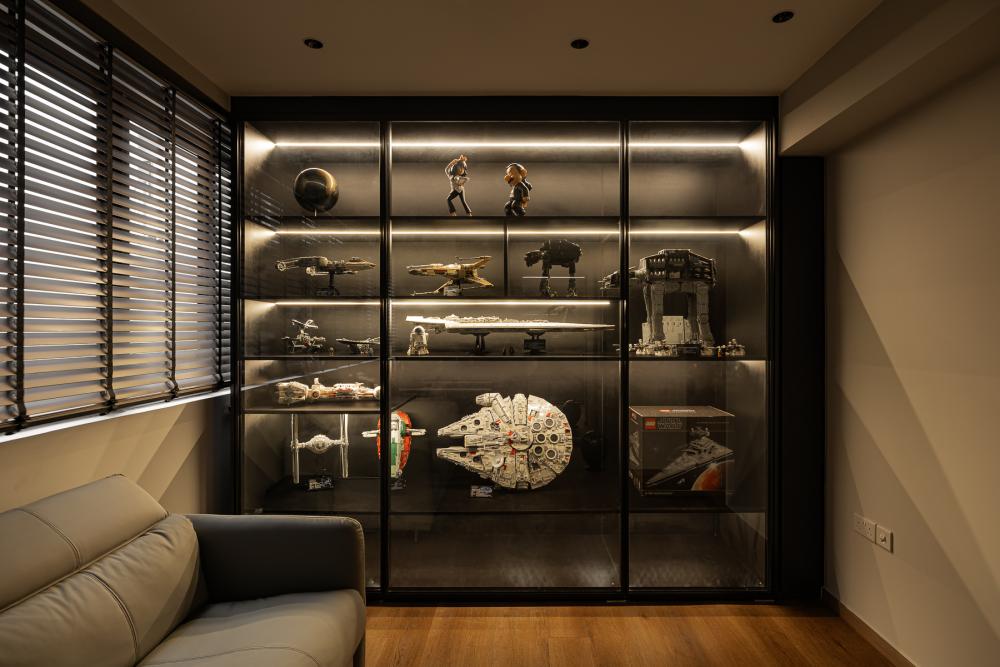 Modern Gaming Room with Vinyl Flooring and Downlights