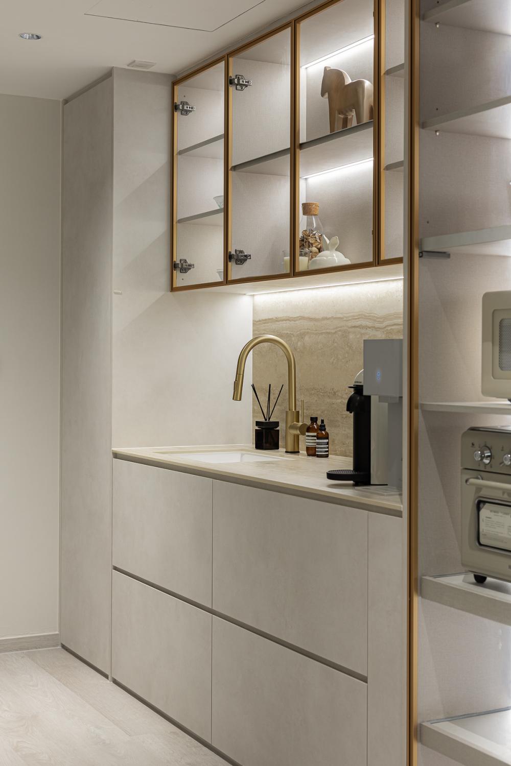 Modern Kitchen with Open Kitchen and Kitchen Backsplash