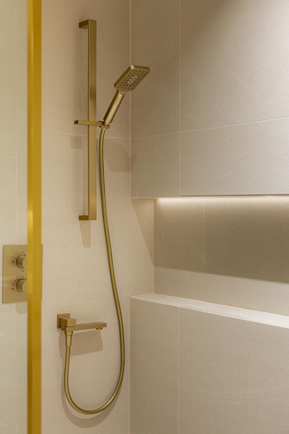 Modern Bathroom with Shower Screen and Rainshower