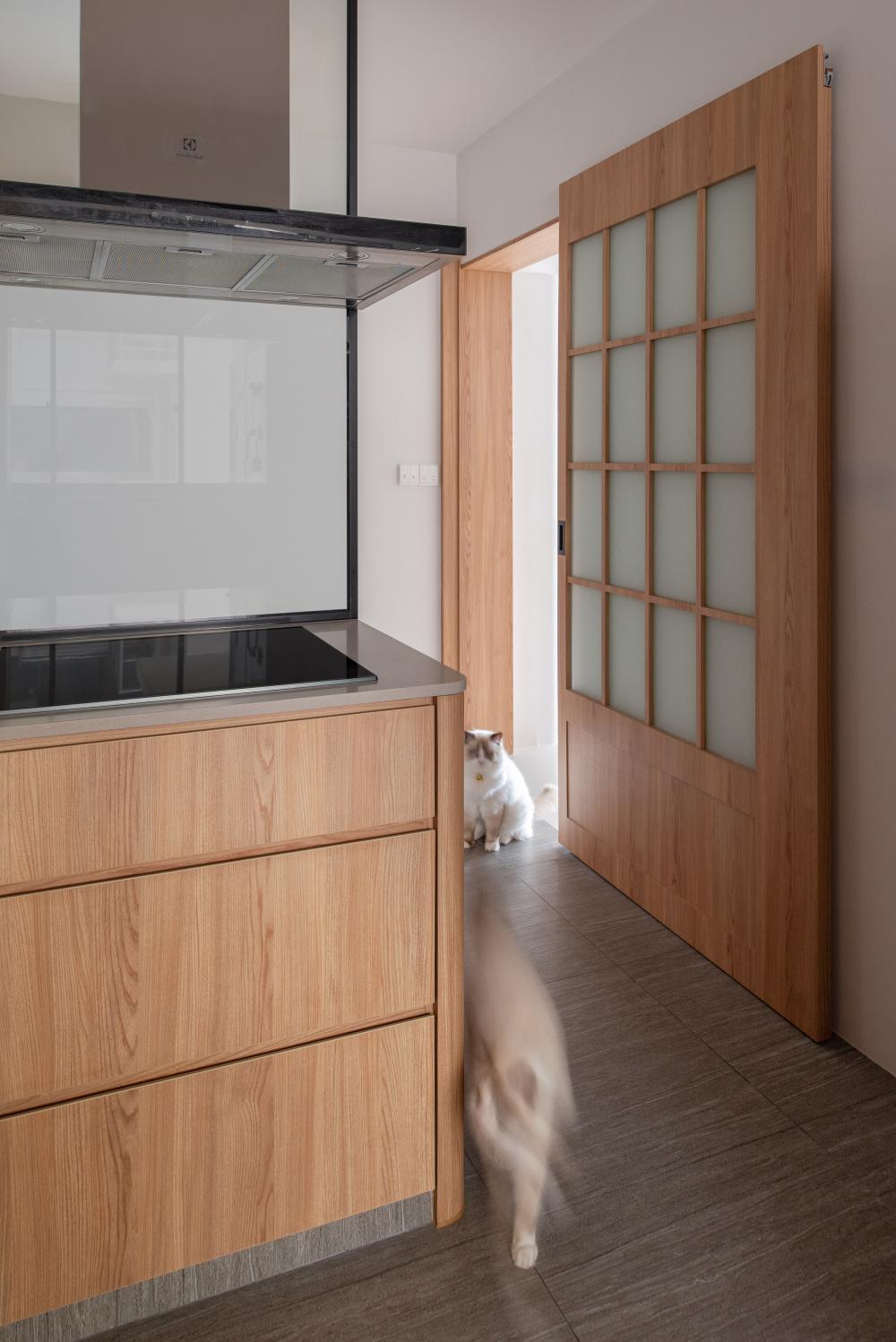 Minimalist Kitchen with Kitchen Island and Open Kitchen