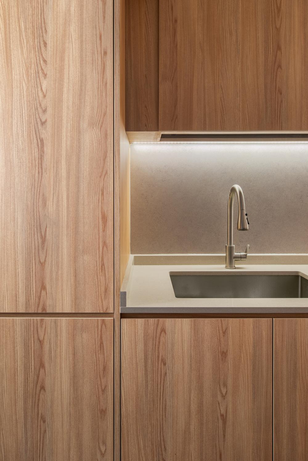 Minimalist Kitchen with Kitchen Backsplash and Kitchen Accessories