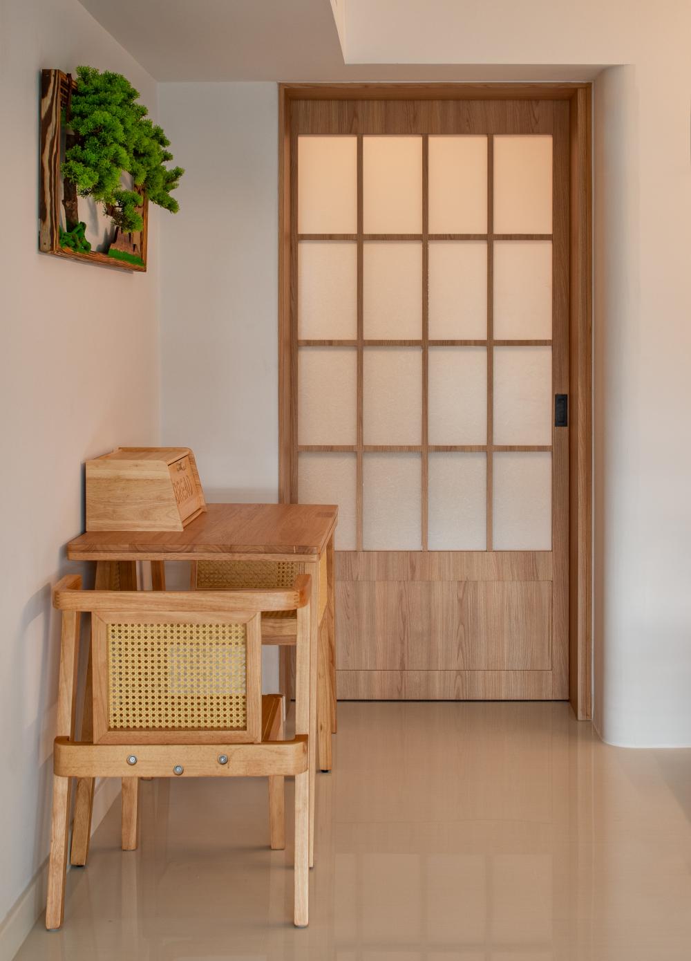 Minimalist Dining Room with Dining Table and Dining Chairs