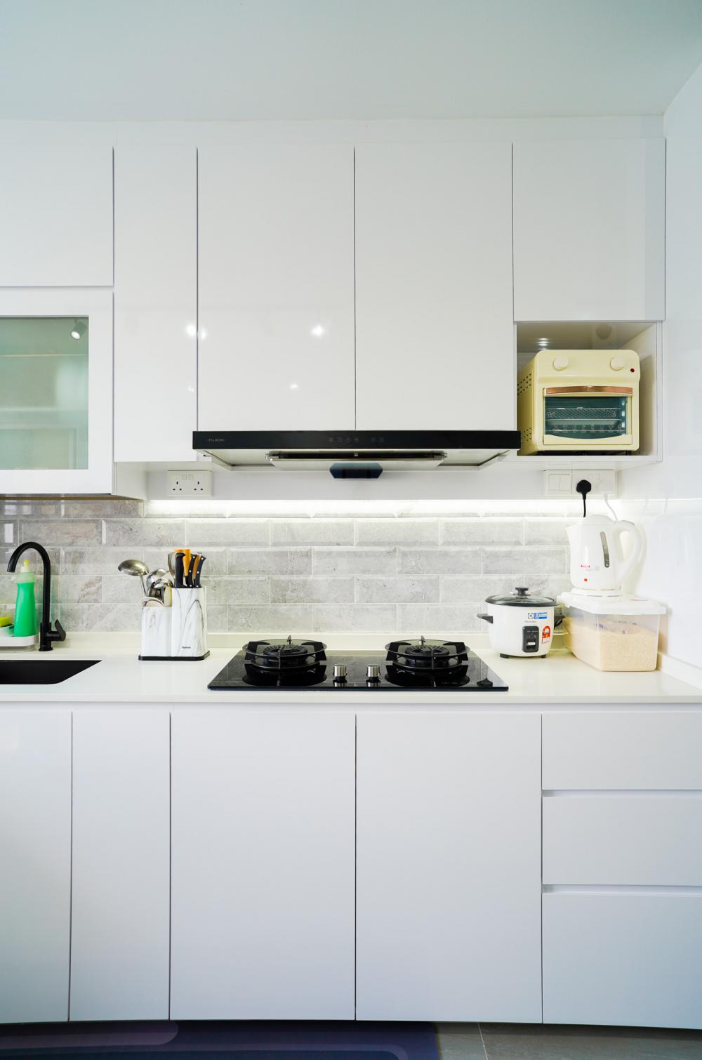 Minimalist Kitchen with Countertop and Homogeneous Tiles