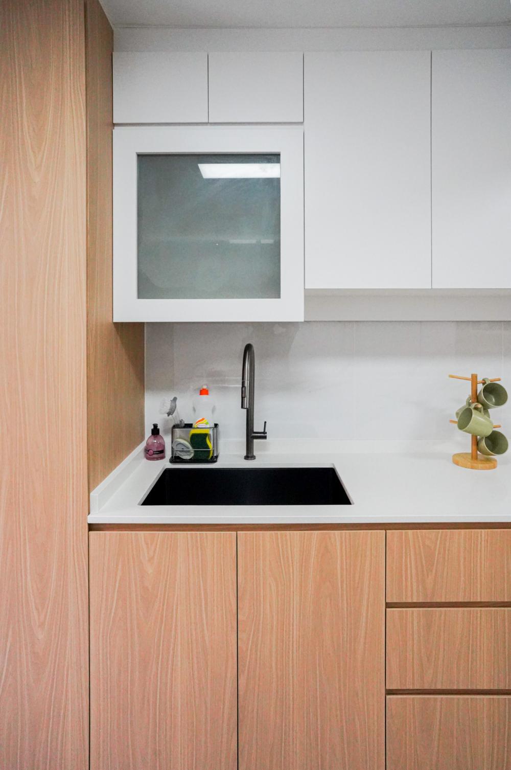 Modern Kitchen with Countertop and Kitchen Backsplash