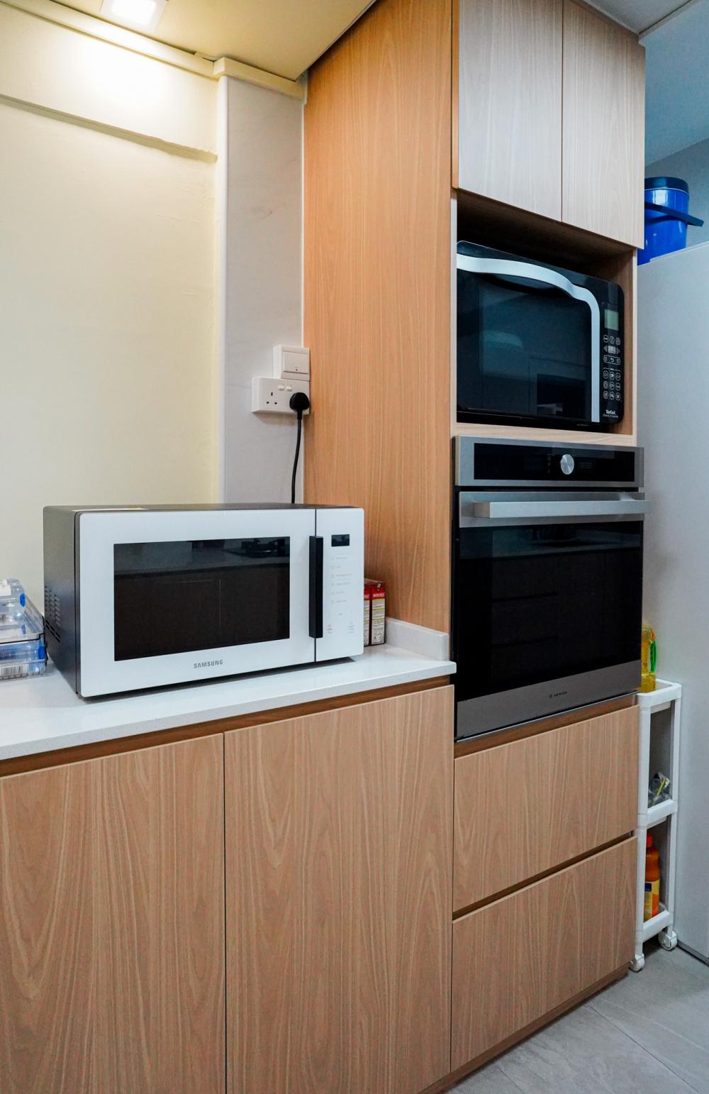 Modern Kitchen with Homogeneous Tiles and Kitchen Backsplash
