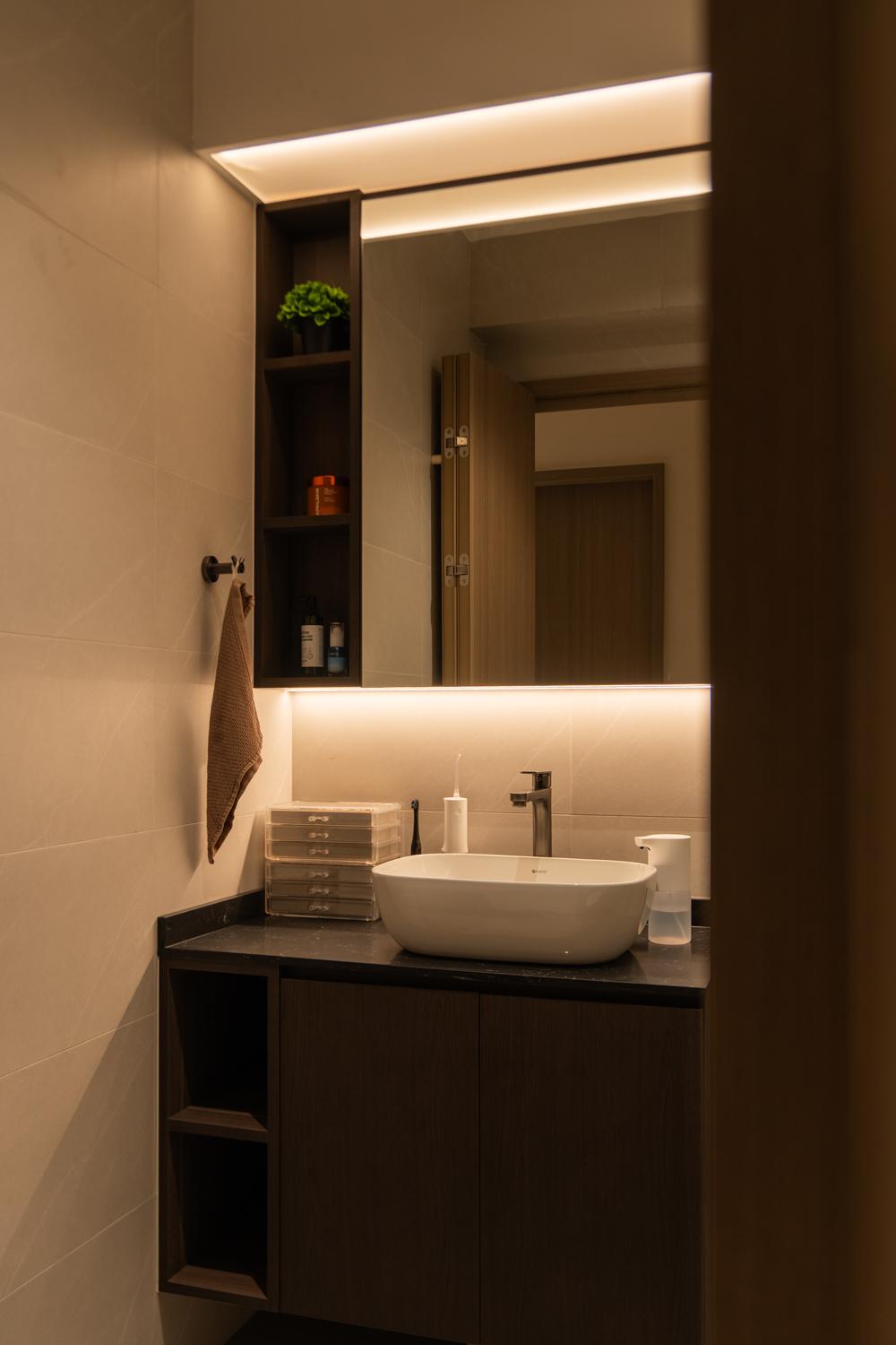 Modern Bathroom with Mirror and Laundry Baskets