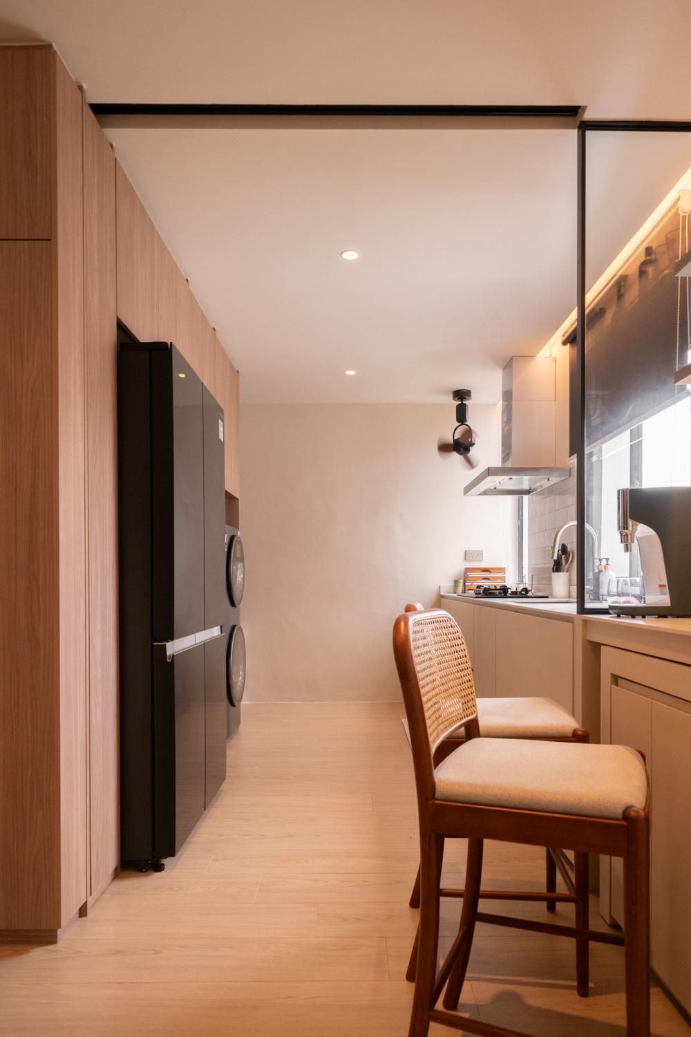 Contemporary Kitchen with Countertop and Wood Flooring