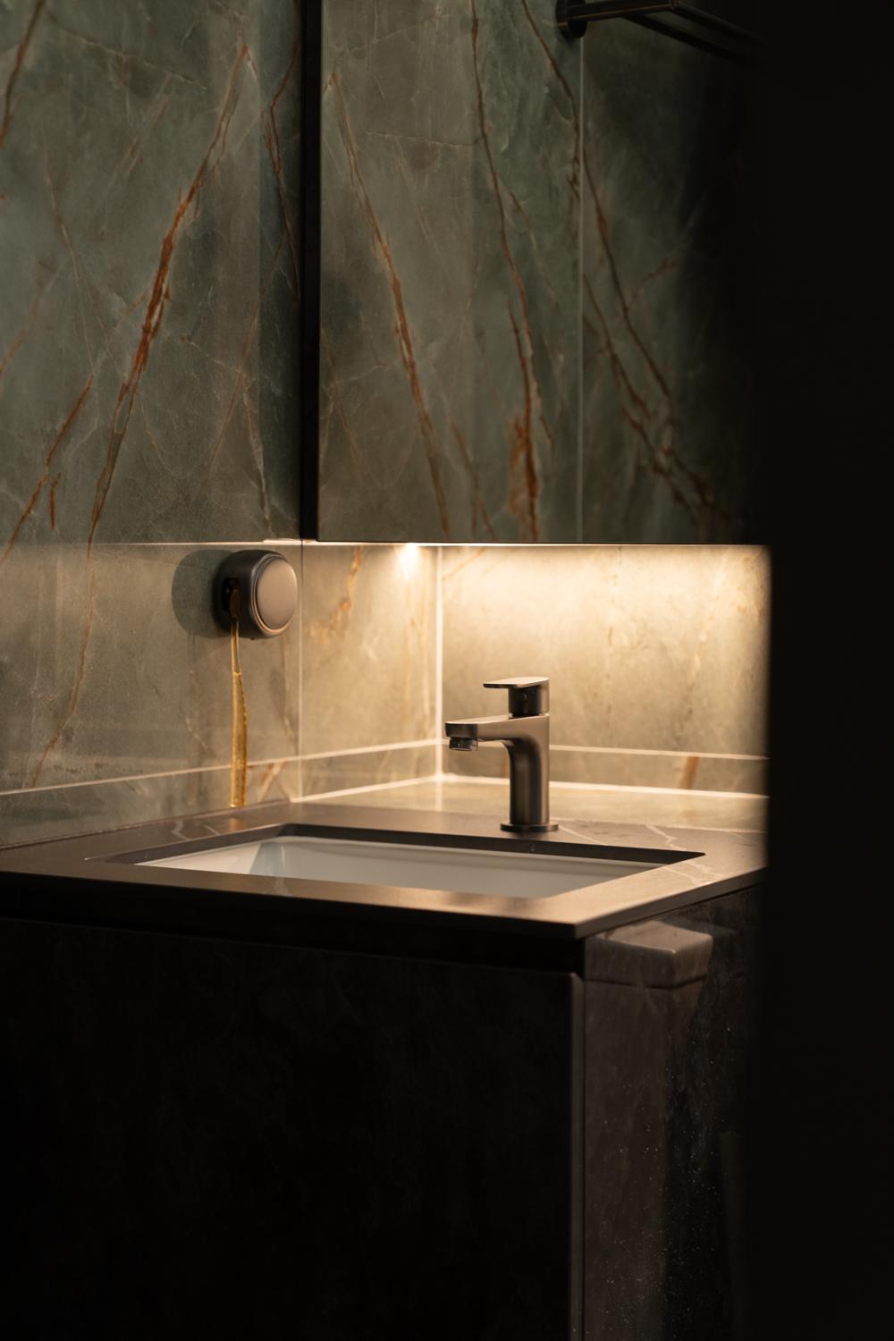 Modern Bathroom with Mirror and Bathroom Storage