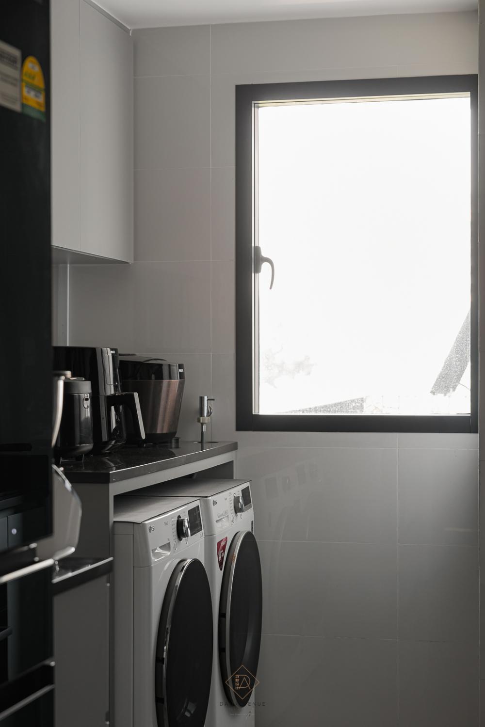 Modern Kitchen with Countertop and Homogeneous Tiles