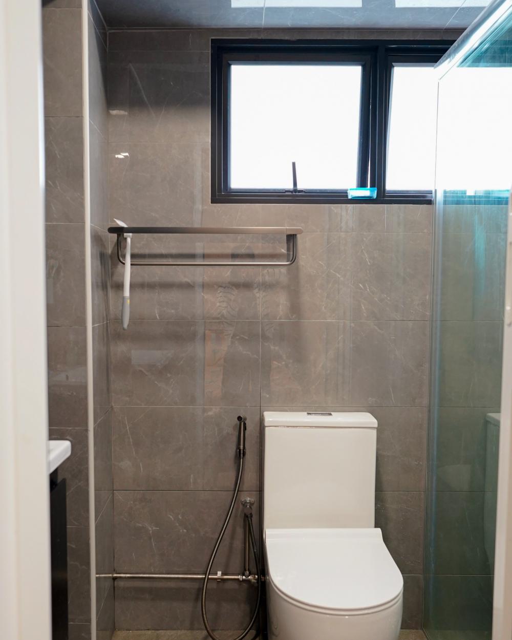 Scandinavian Bathroom with Homogeneous Tiles and Shower Screen