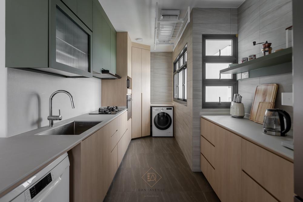 Transitional Kitchen with Countertop and Homogeneous Tiles