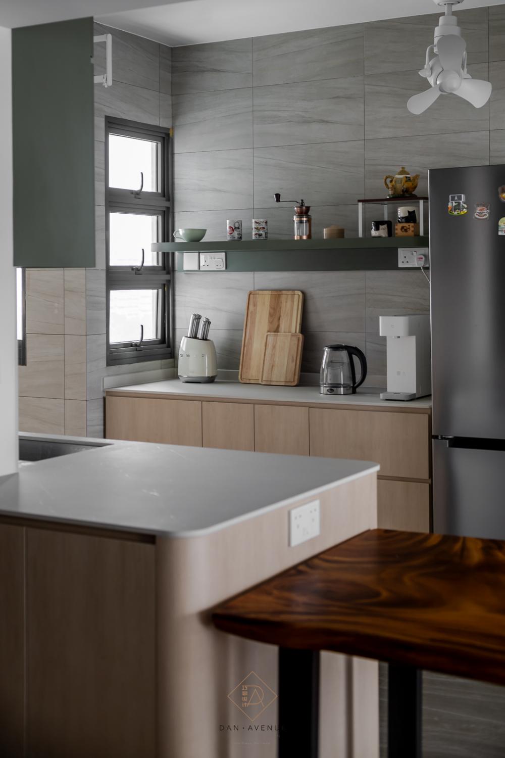 Transitional Kitchen with Countertop and Homogeneous Tiles