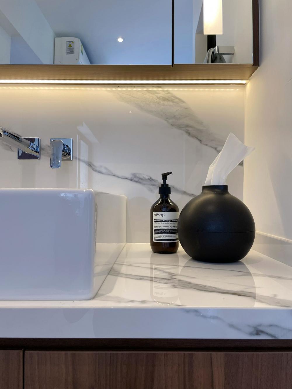 Modern Bathroom with Countertop and Mirror