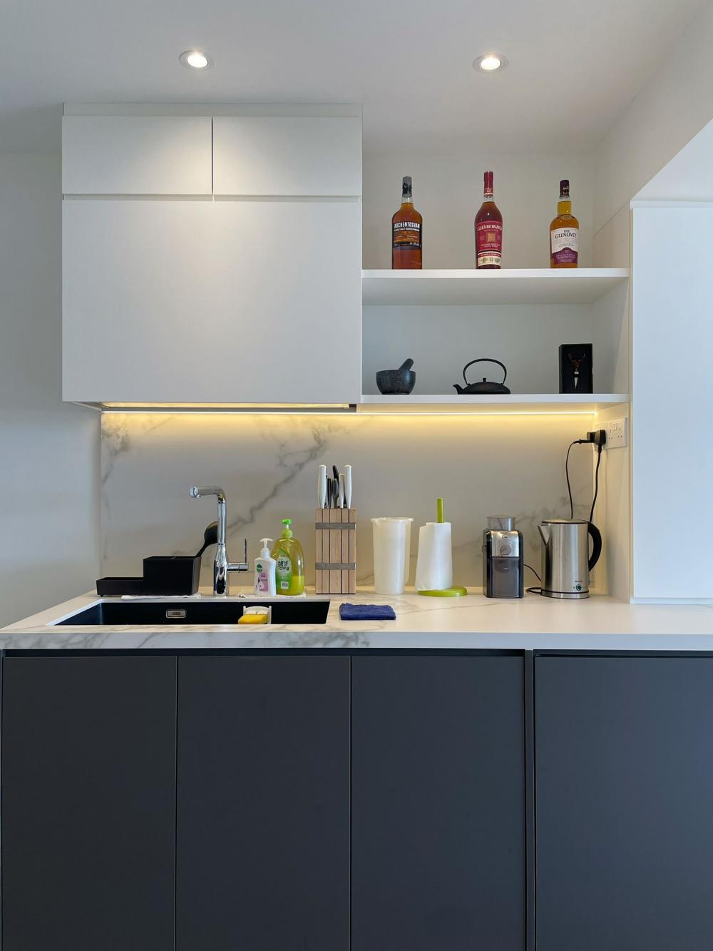 Modern Kitchen with Countertop and Open Kitchen