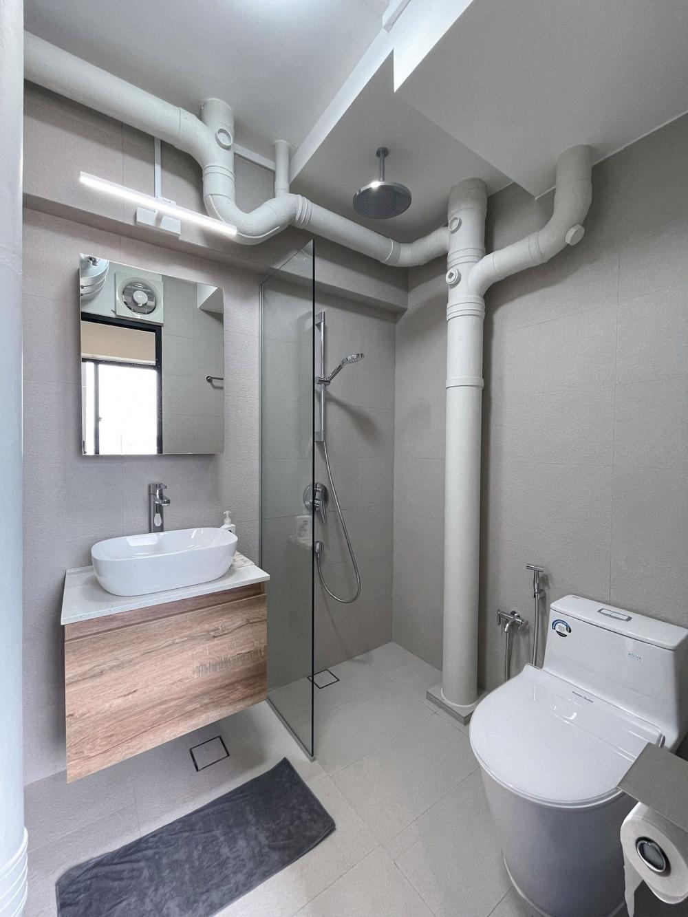 Modern Bathroom with Homogeneous Tiles and Shower Screen