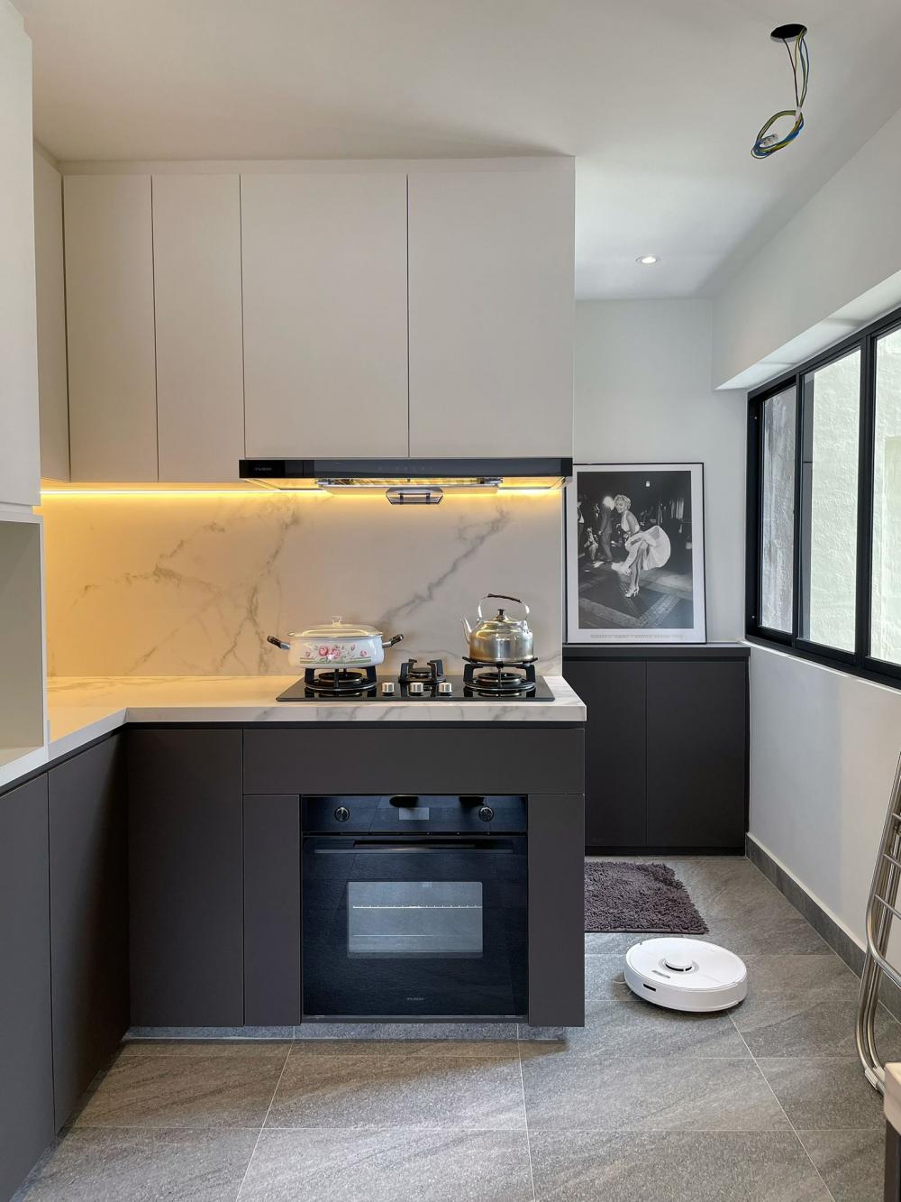 Modern Kitchen with Countertop and Homogeneous Tiles