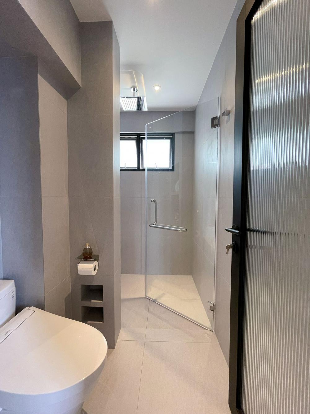 Modern Bathroom with Homogeneous Tiles and Rainshower