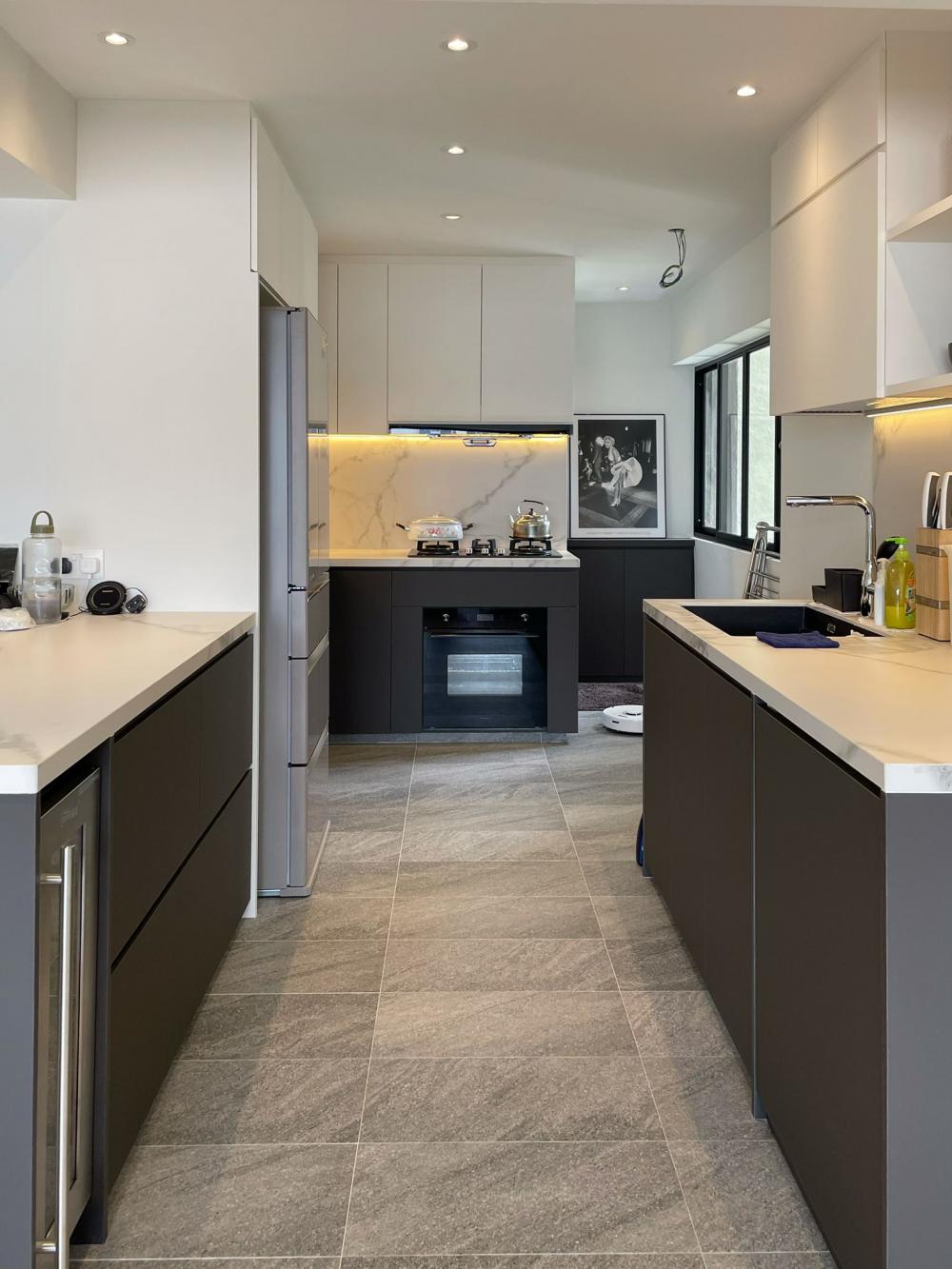 Modern Kitchen with Countertop and Homogeneous Tiles