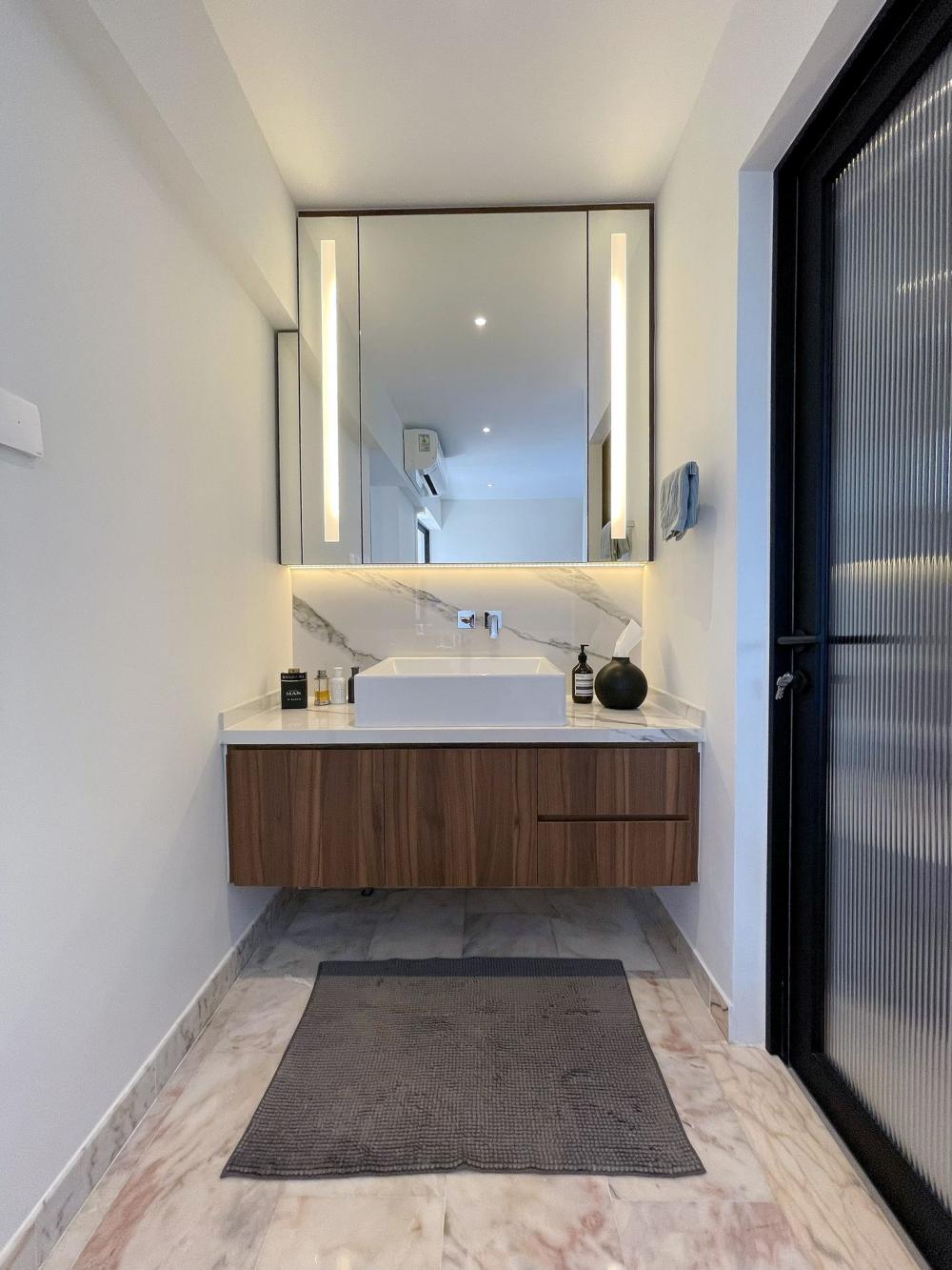 Modern Bathroom with Countertop and Marble Floor
