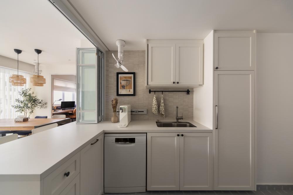 Modern Kitchen with Kitchen Backsplash and Kitchen Accessories