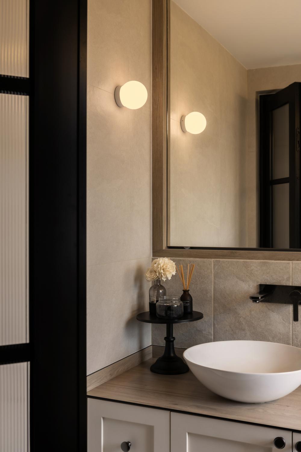 Modern Bathroom with Countertop and Mirror