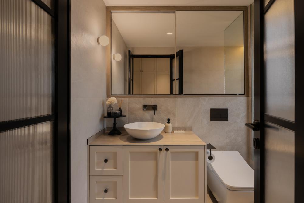 Modern Bathroom with Mirror and Bathroom Storage