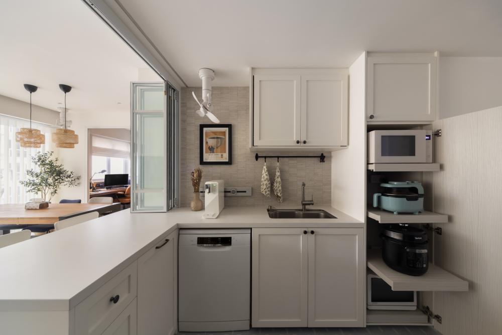 Modern Kitchen with Countertop and Breakfast Counter