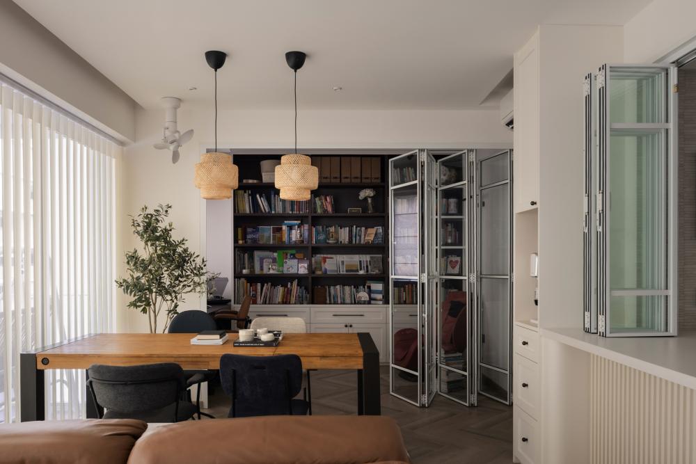 Modern Dining Room with Dining Table and Dining Chairs