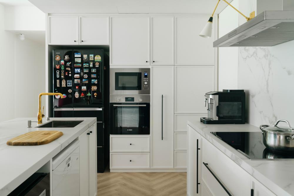 Contemporary Kitchen with Countertop and Kitchen Island