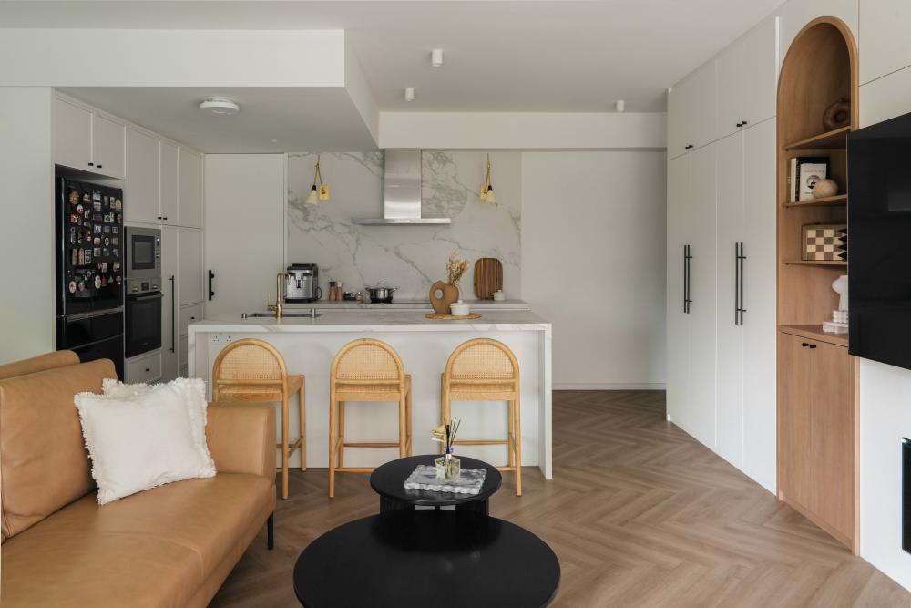 Contemporary Kitchen with Kitchen Island and Breakfast Counter