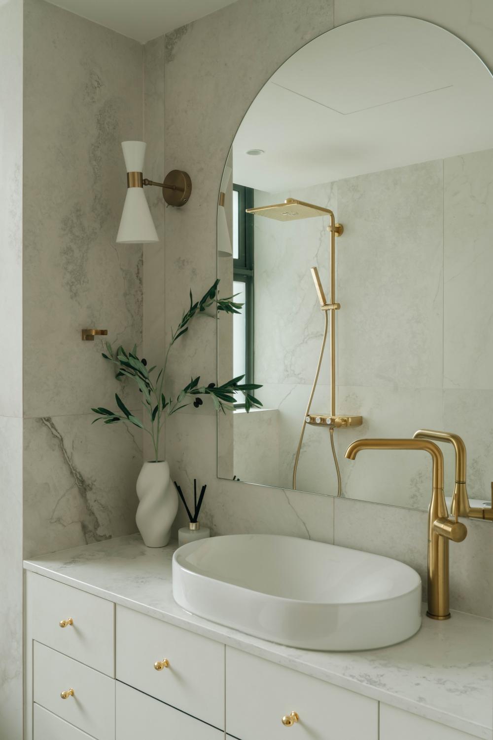Contemporary Bathroom with Mirror and Vanity Counter